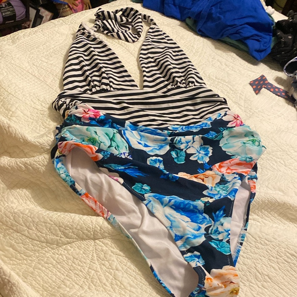 Cupshe size Large fun print bathing suit